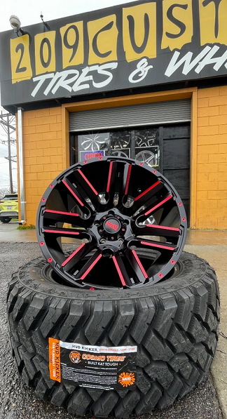 20" MOTO METAL RAZOR  BLACK AND RED WITH MUD TIRES 33X12.50R20