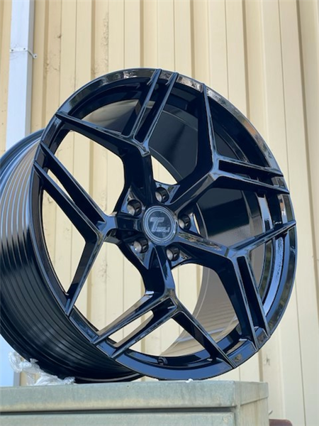 BLADE 20X10.5 5X114.3 +40MM 73.1 GLOSS BLACK ** FLOW FORM**